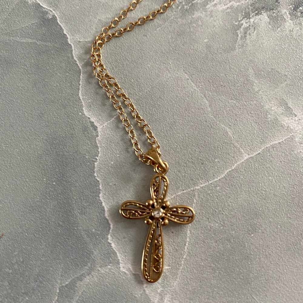 NWT Lia Sophia Dainty Gold Tone Filigree Rhinestone Cross Pendant Necklace